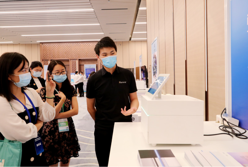 第四屆進(jìn)博會食品及農(nóng)產(chǎn)品展區(qū)、醫(yī)療器械及醫(yī)藥保健展區(qū)展前供需對接會的工作人員在介紹一臺測序儀展品